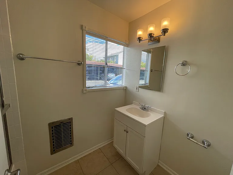 305 California Blvd — Photo 8