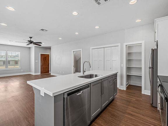 5th image of 307 Poplar St