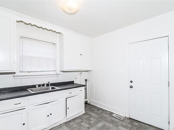 5th image of 2303 Harwood St