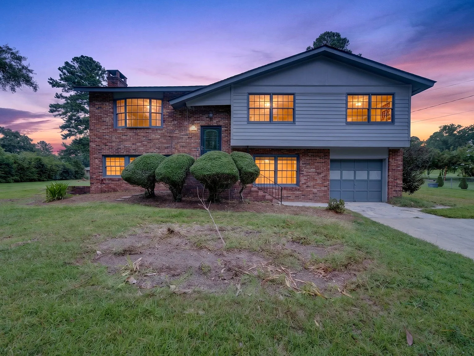 4 bed, 2200 sqft, $2,200 — Photo 3