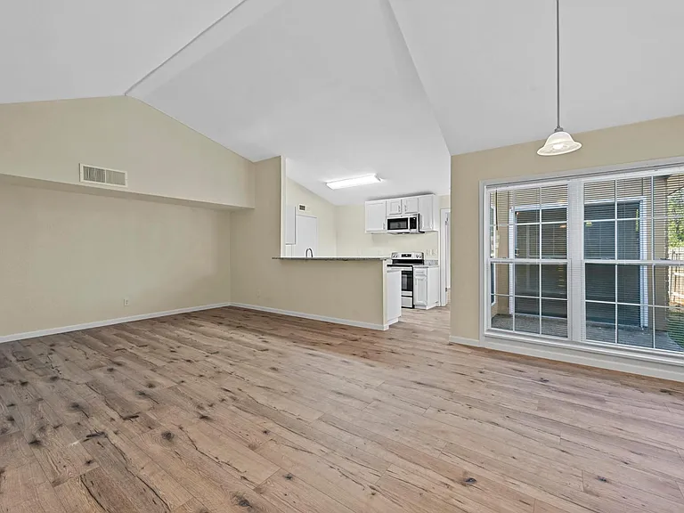 6005 Dooley Dr — Photo 2