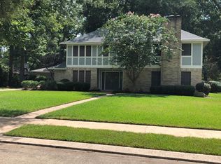 220 Raintree Ln, Lake Jackson, TX 77566