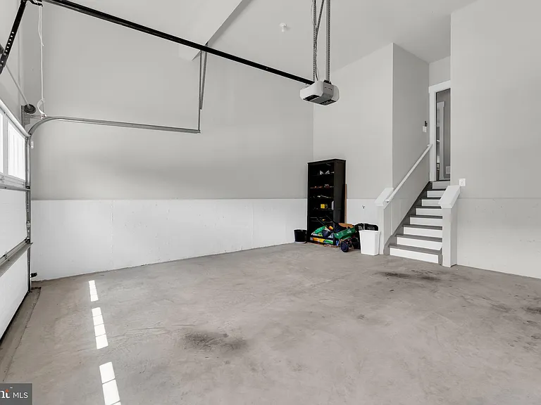 2233 N Underwood St — Photo 53