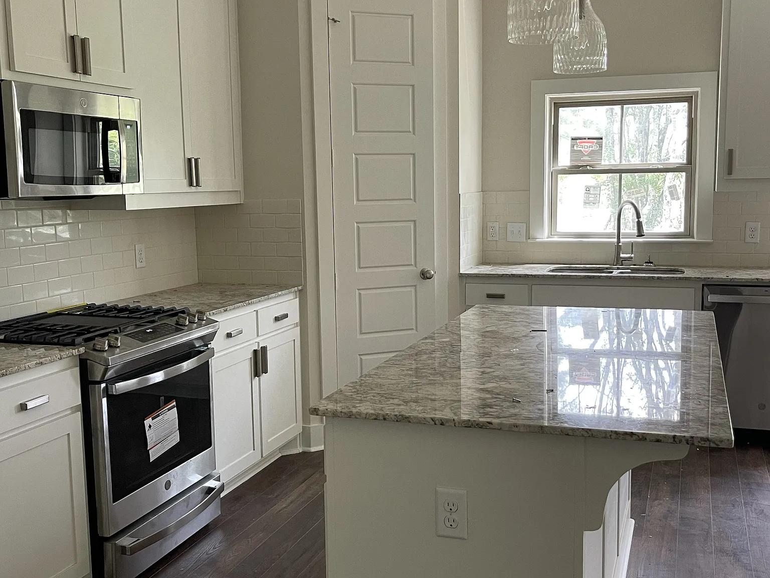 3 bed, 2.5 bath, 1848 sqft, $2,295 — Photo 4