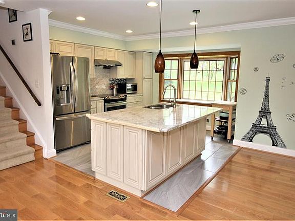 4th image of 1121 Westbriar Dr NE