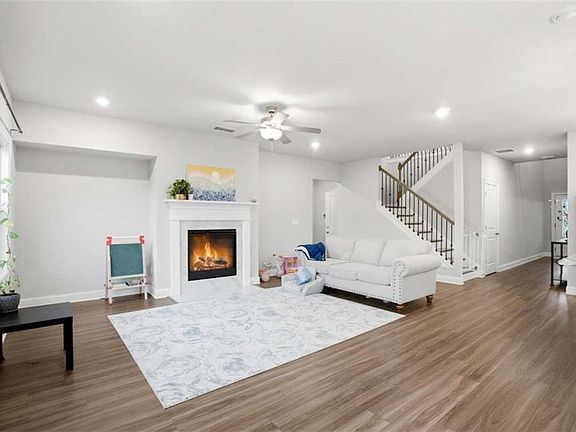 5th image of 610 Stately Dr