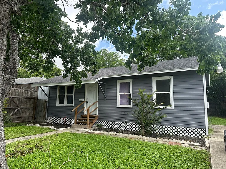 2122 Harvard St — Photo 2