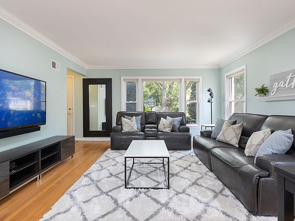 3rd image of 2132 Newcastle Ave