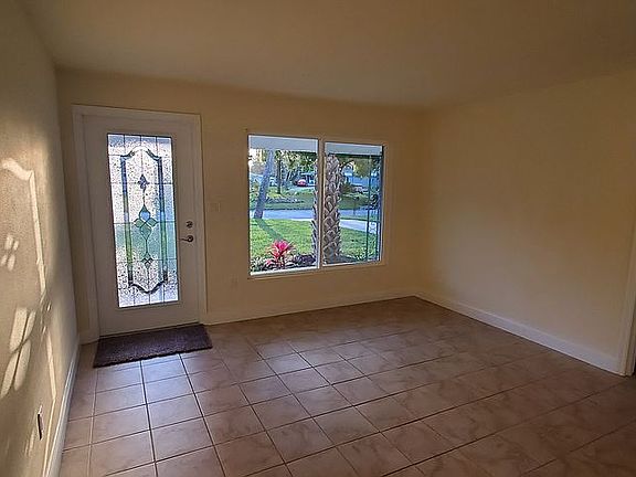Livingroom 15'4" x 12'7"