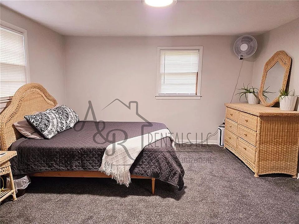 2nd image of 919 E Washington St