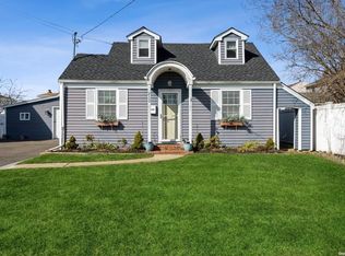 212 W Hampton Rd, Lindenhurst, NY 11757