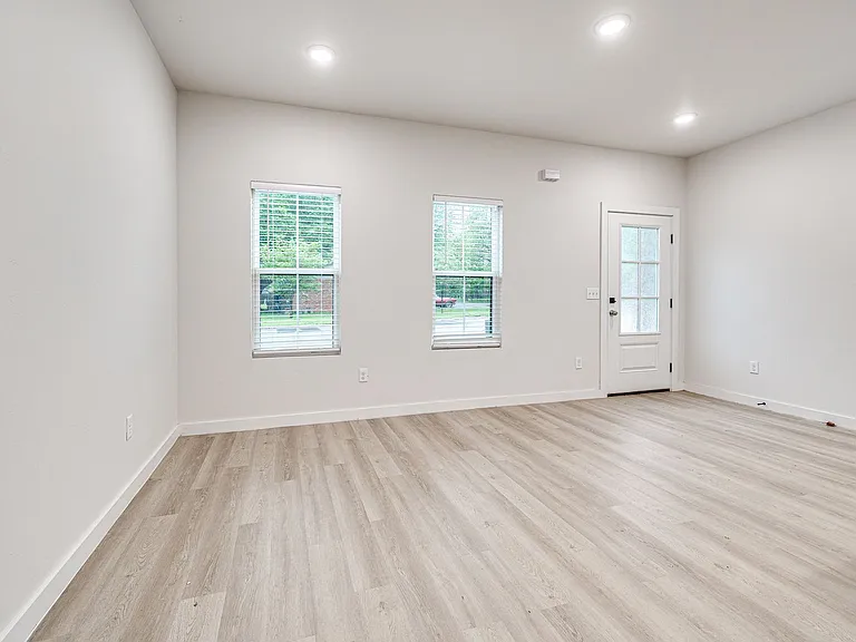 612 W 2nd St #100 — Photo 15
