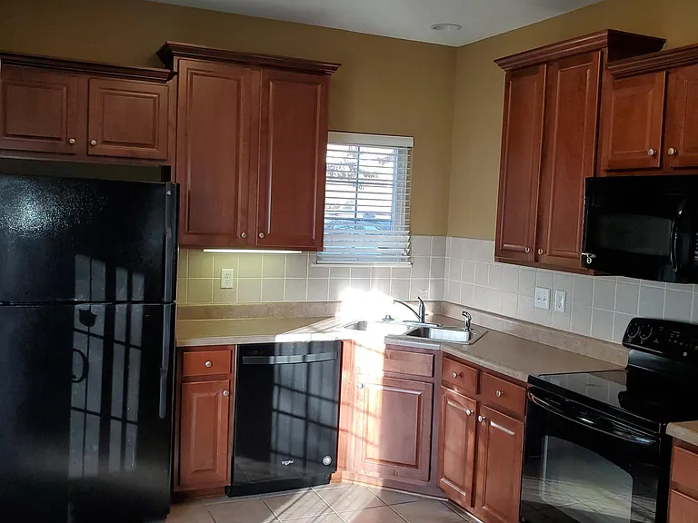 2820 Lake Ave — Photo 9
