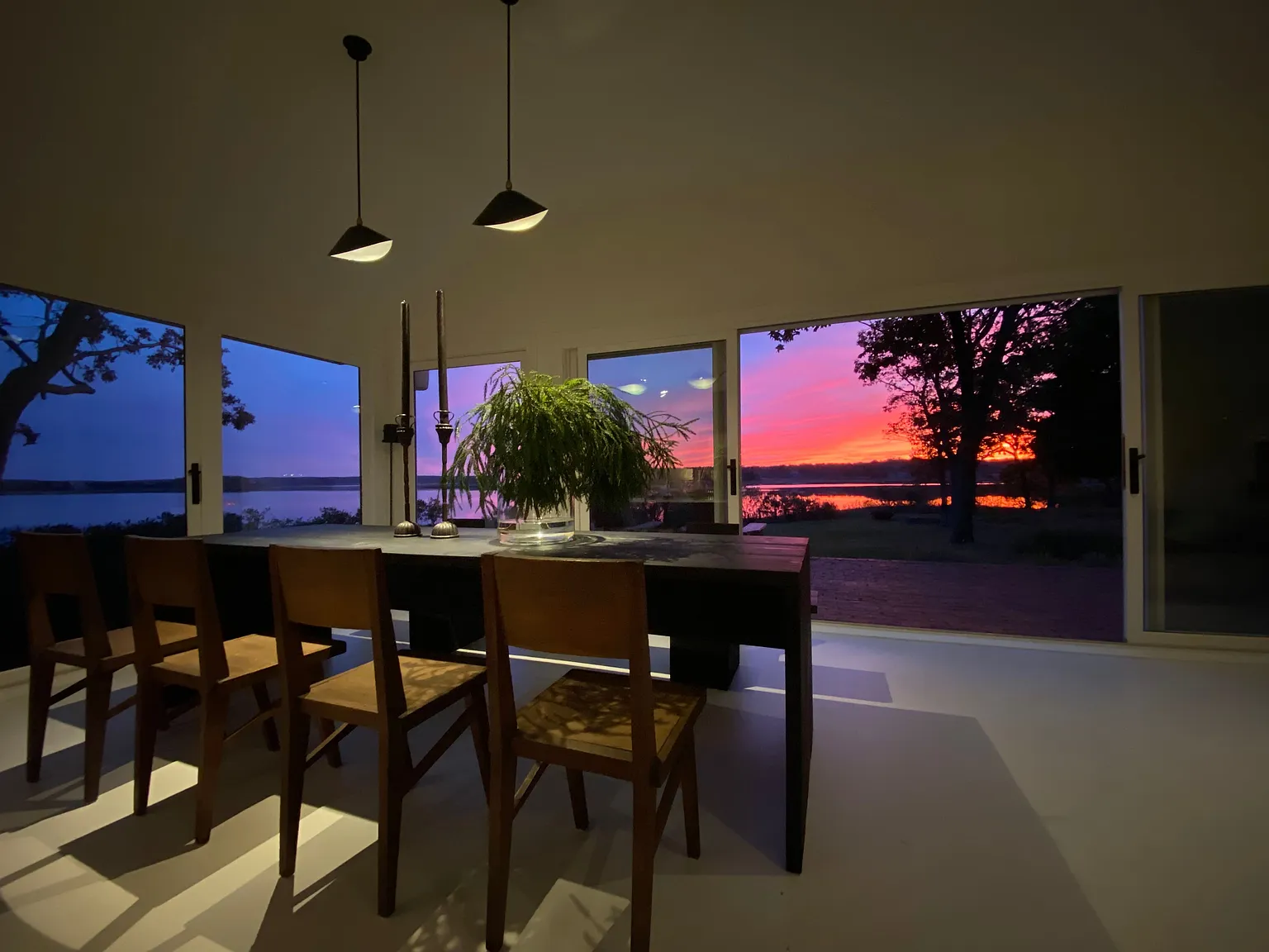 Designer Waterfront Cottage — Photo 2