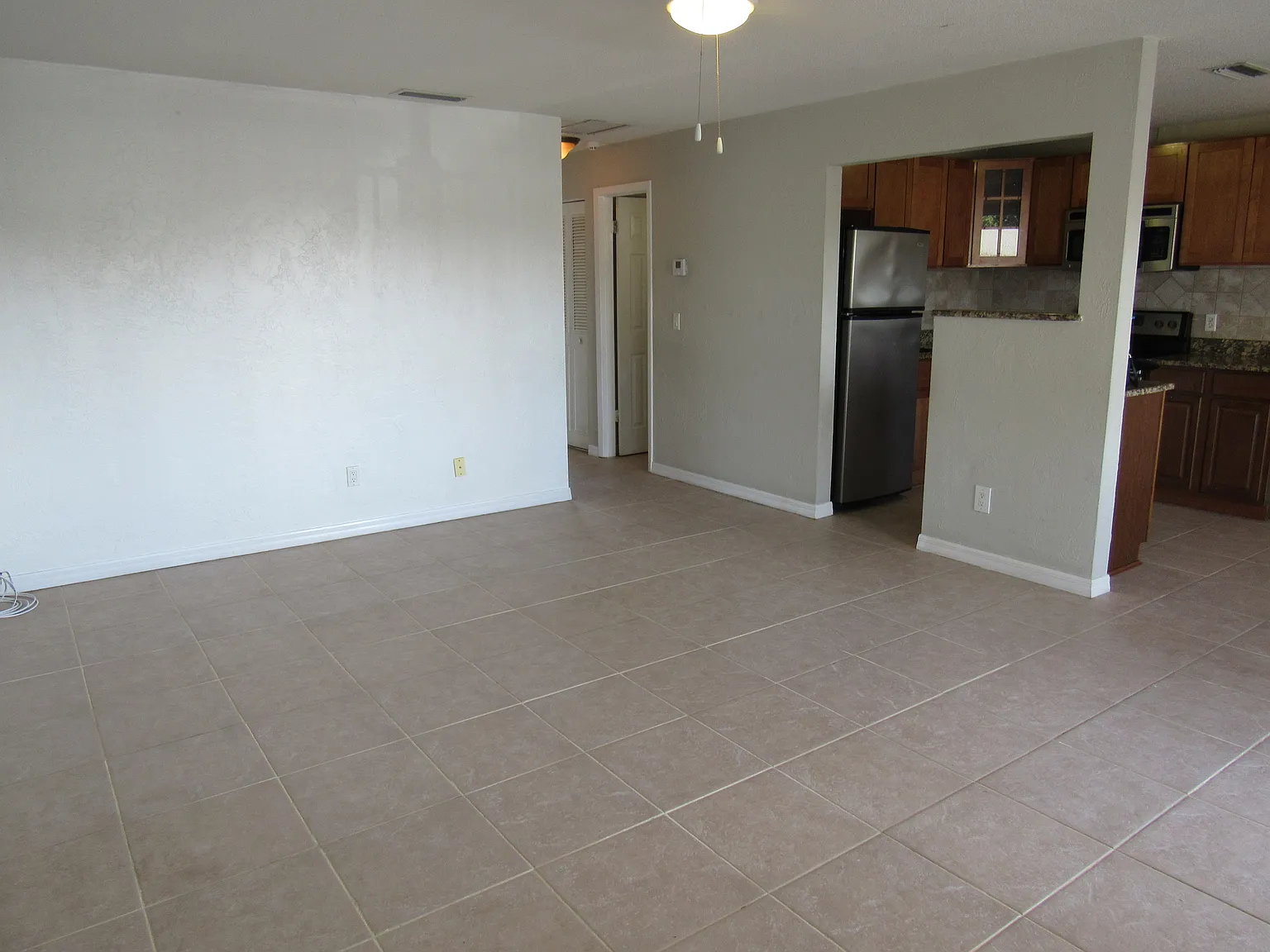 Beachside 2 bed, 1 bath, 3rd floor condo, just $1,250/mo — Photo 4