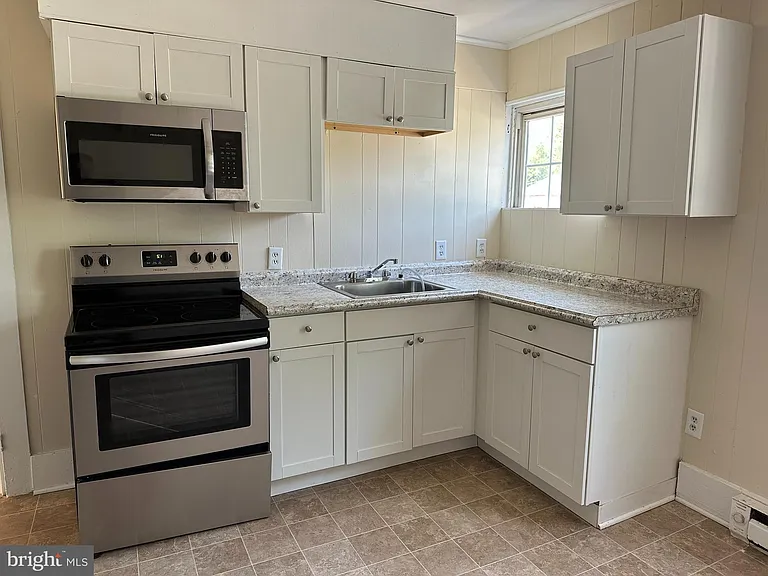 1605 Charles St #B — Photo 4