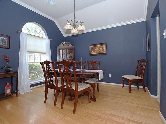This dining room is beautiful! Hardwood floors, lots of natural sunlight, tall ceilings. Gather around the table with family and friends.