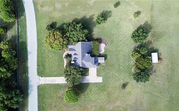 3rd image of 13 Glenbrook Cir