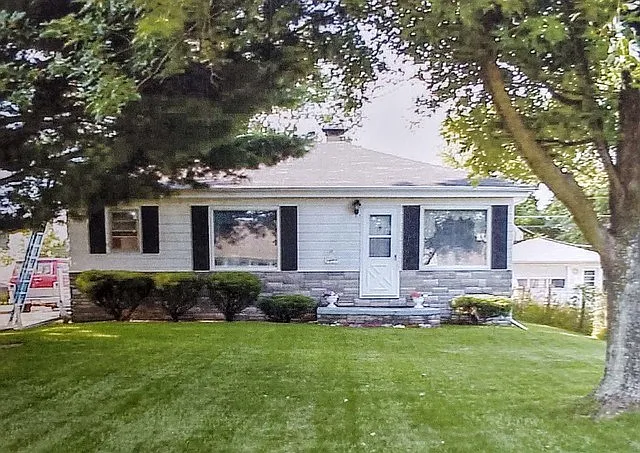 2607 W John St photo 1