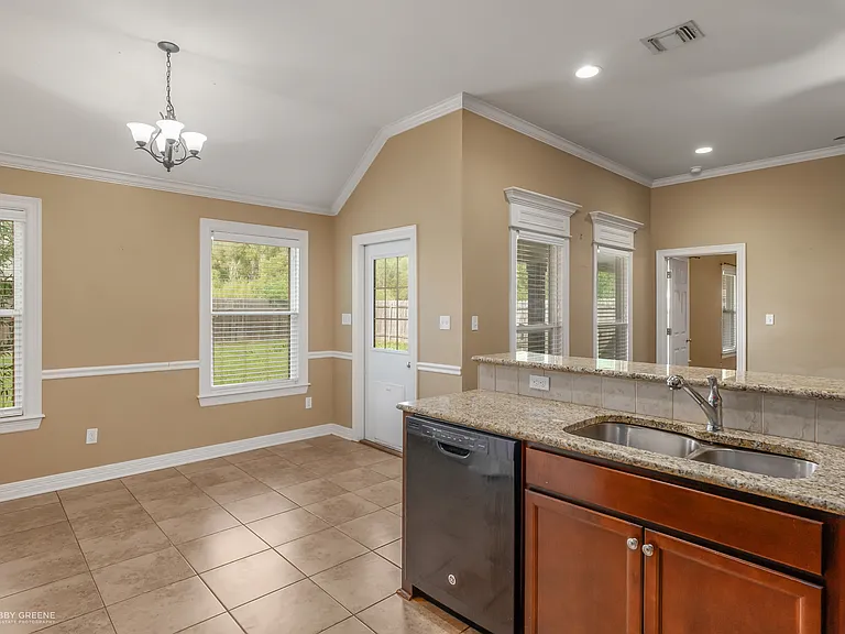 1702 Avondale Ct — Photo 8