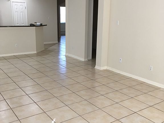 kitchen/ dining area