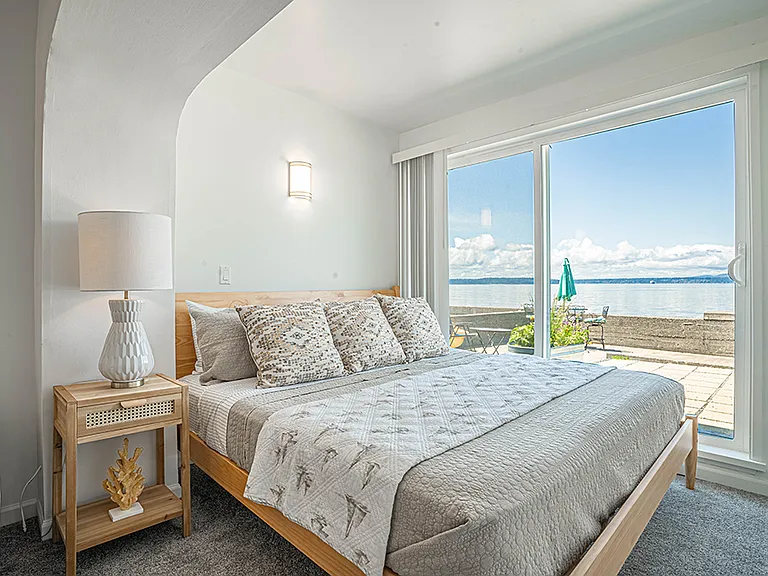 4027 Beach Dr SW #1 — Photo 2