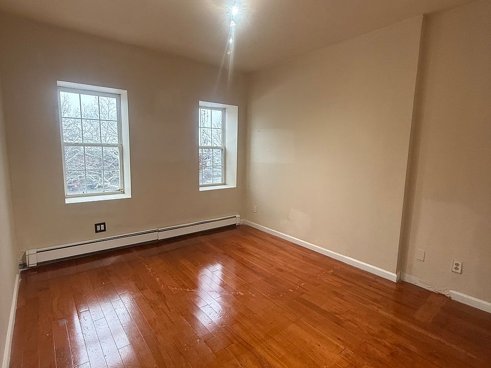 1st image of 194 Bay St APT 2