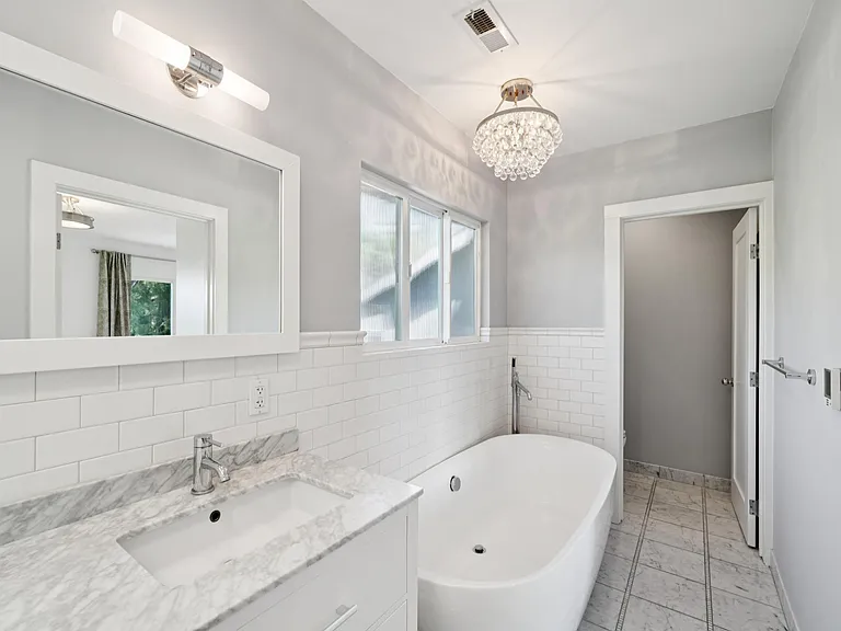 primary en suite bathroom