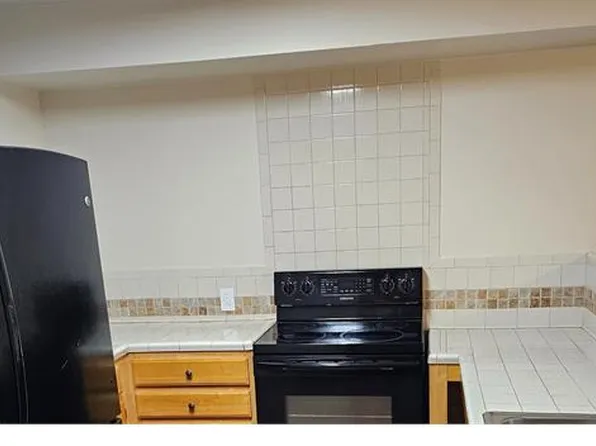 6530 N Park Ave #C, Philadelphia, PA 19126