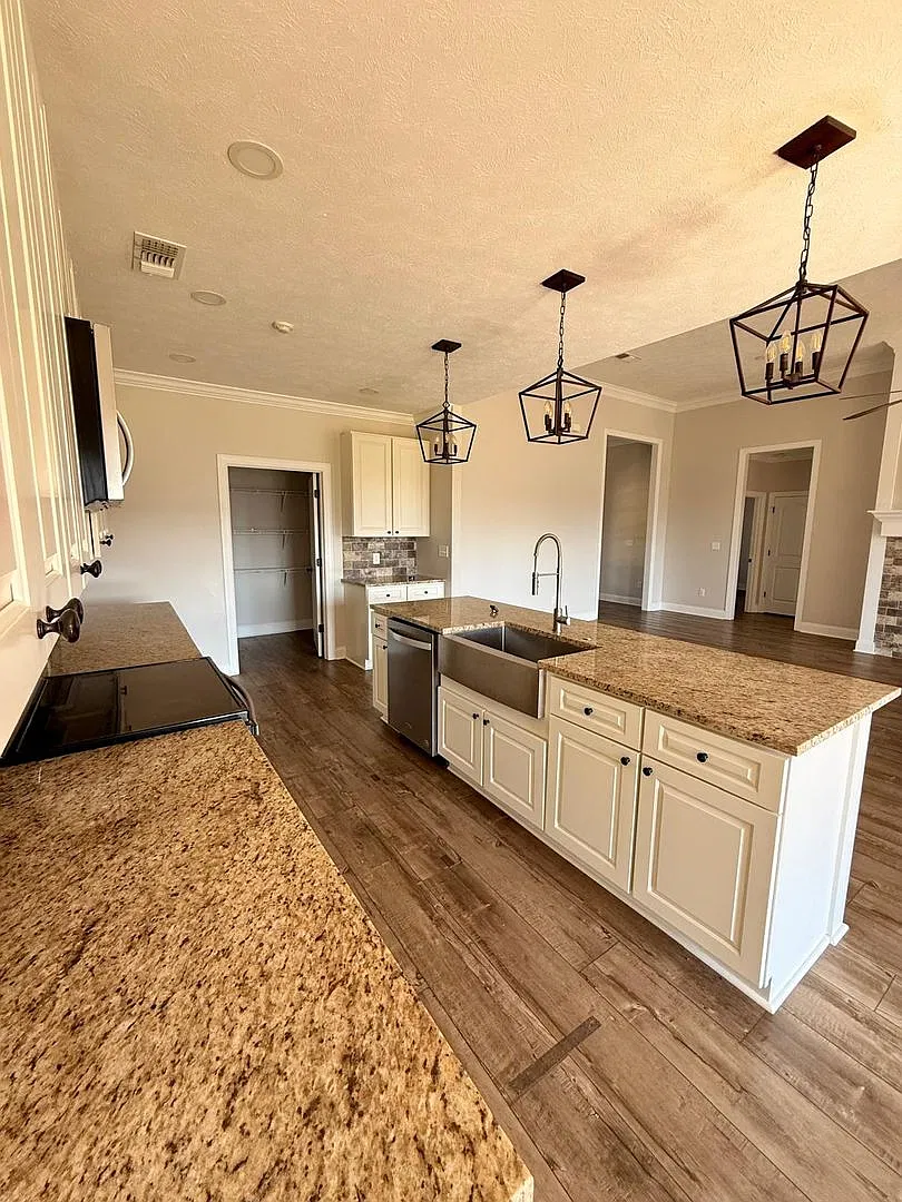 Spacious 5-Bedroom Home with Modern Kitchen & Fenced Backyard — Photo 3