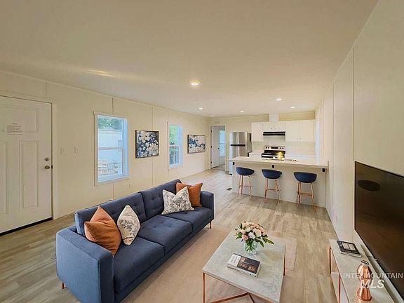 2nd image of 5 Kokanee Ln