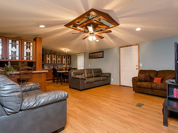 2nd image of 10616 Oakwood Dr
