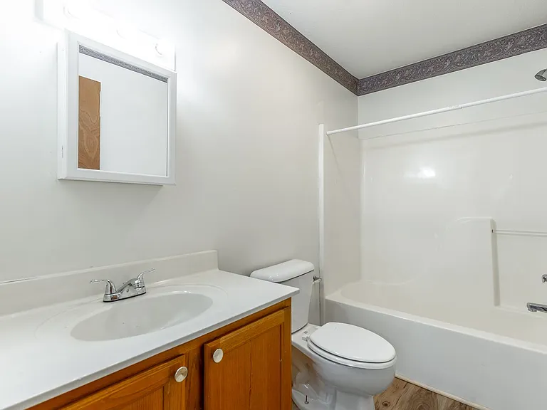 Eastwood Court Apartments — Photo 17