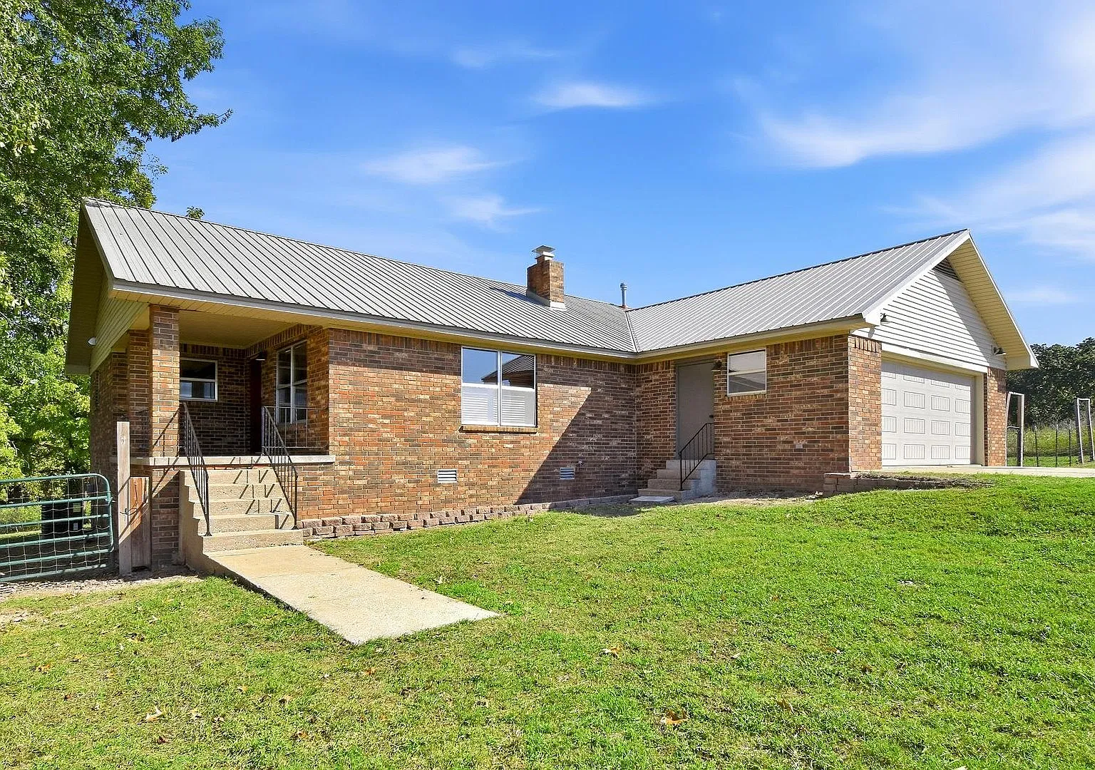 Stunning 2 Bed / 2 Bath Home with Panoramic Views & Private Driveway MoveIn Ready — Photo 2