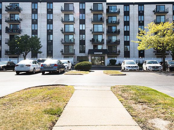 3rd image of 9118 Elmwood Dr #3N