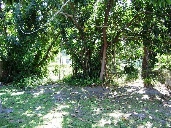 3rd image of 860 NE 40th St