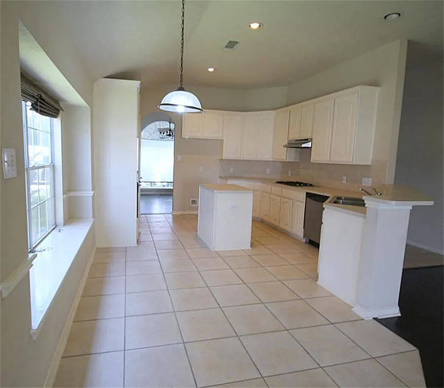 4 bed, 2.0 bath, 2017 sqft, $2,395 — Photo 4