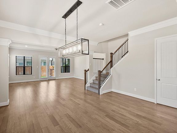 4th image of 5328 Larkin St