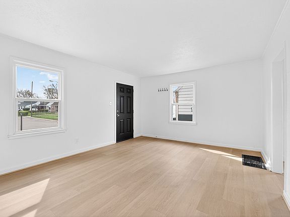 4th image of 849 Lyman Ave