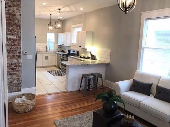 Open concept with 10' ceilings