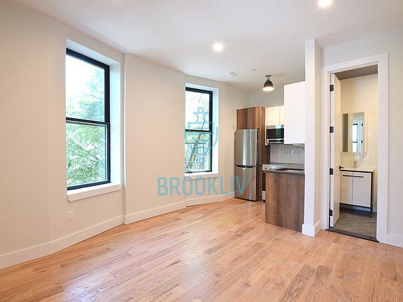 4th image of 483 Evergreen Ave #2R