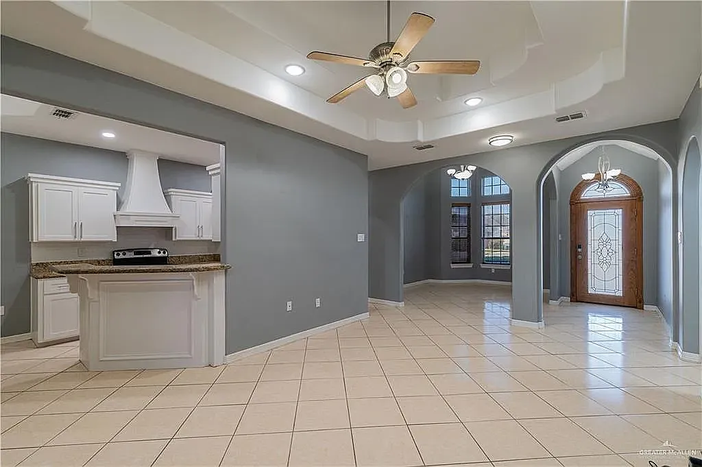4 bed, 1720 sqft, $2,100 — Photo 2