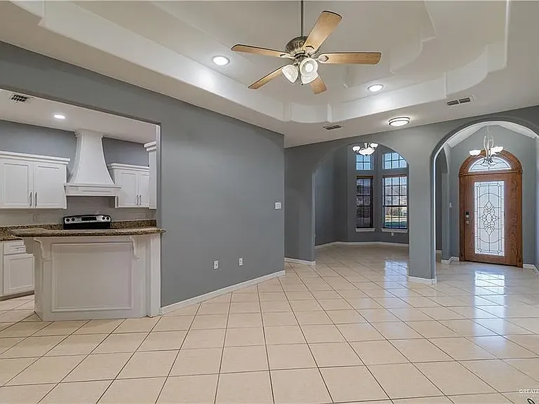 504 E Biyaneta Ave — Photo 2