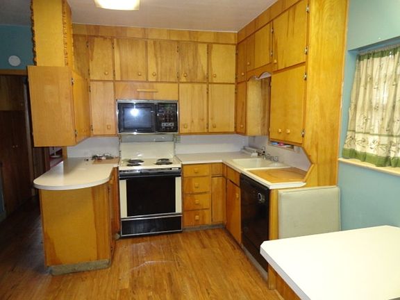 3rd image of 501 E 3rd St