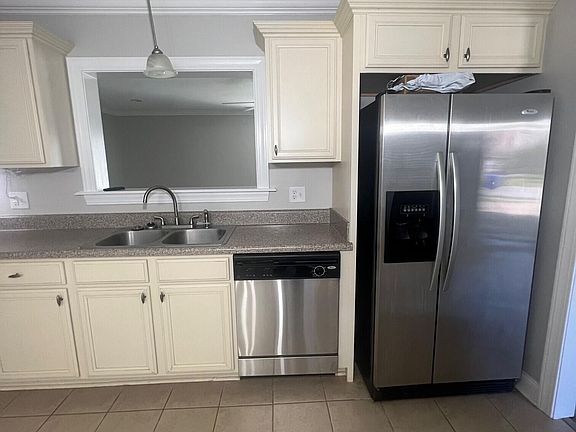 4th image of 1925 Cambria Dr #A