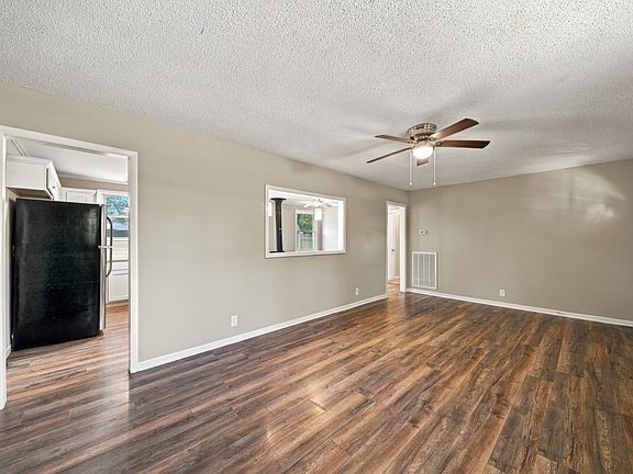 4th image of 210 Nottingham Pl