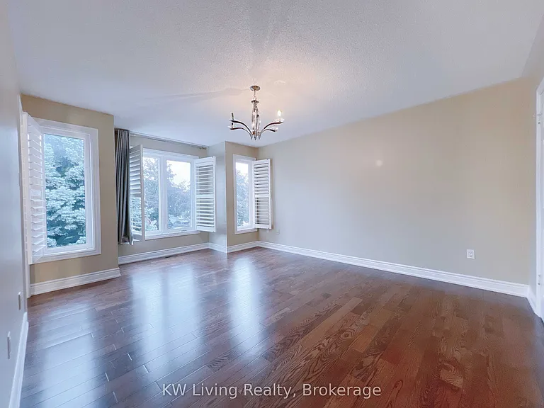 47 Waltham Cres — Photo 21