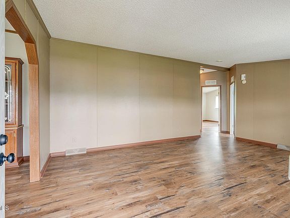 4th image of 324 Louise Ln