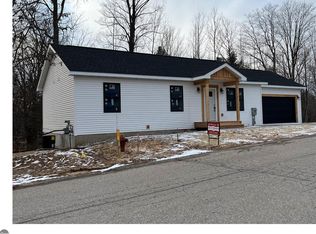 425 Kingsley Ridge Dr, Kingsley, MI 49649