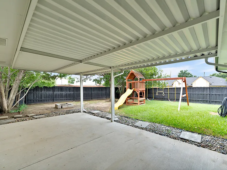 2600 Summertree Dr — Photo 2